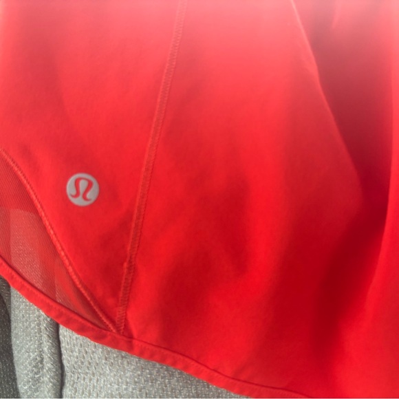 Women's Lululemon 2.5 inch high rise Hotty hot shorts size 8 Excellent - Picture 2 of 8